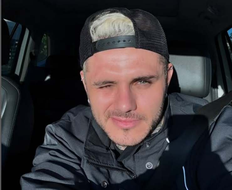 l'attaccante argentino Mauro Icardi in un selfie all'interno della sua auto 