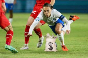 Maxence Caqueret, nuovo centrocampista del Como, mentre cade a terra con la maglia della Francia U21