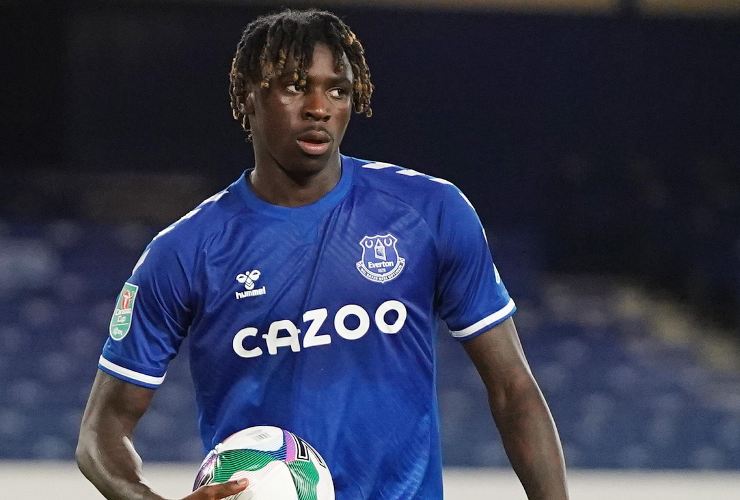 Moise Kean con la maglia dell'Everton in campo