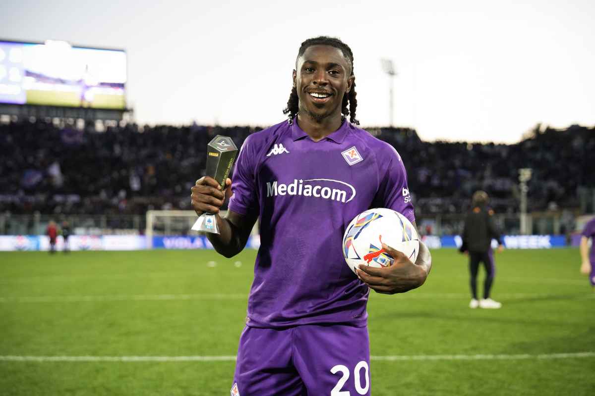 Moise Kean, attaccante della Fiorentina, che saluta il pubblico con in mano un pallone dopo aver fatto tripletta