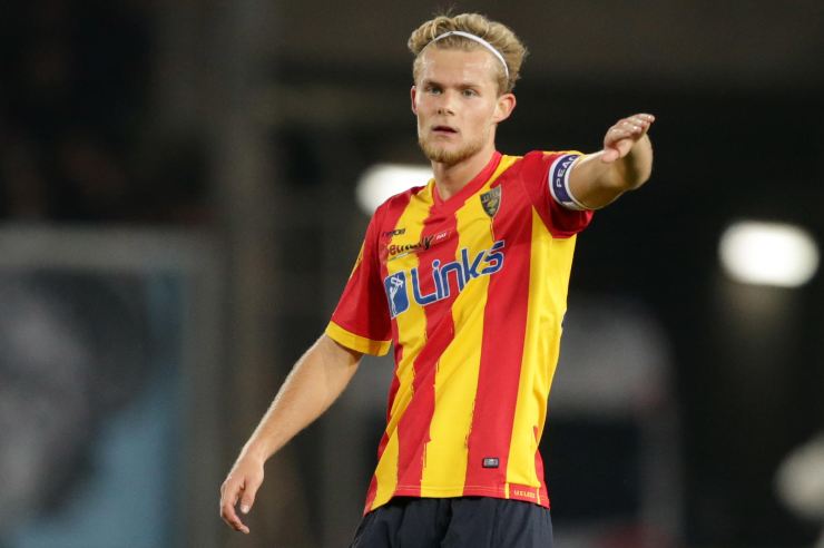 Morten Hjulmand con la maglia del Lecce indica in campo