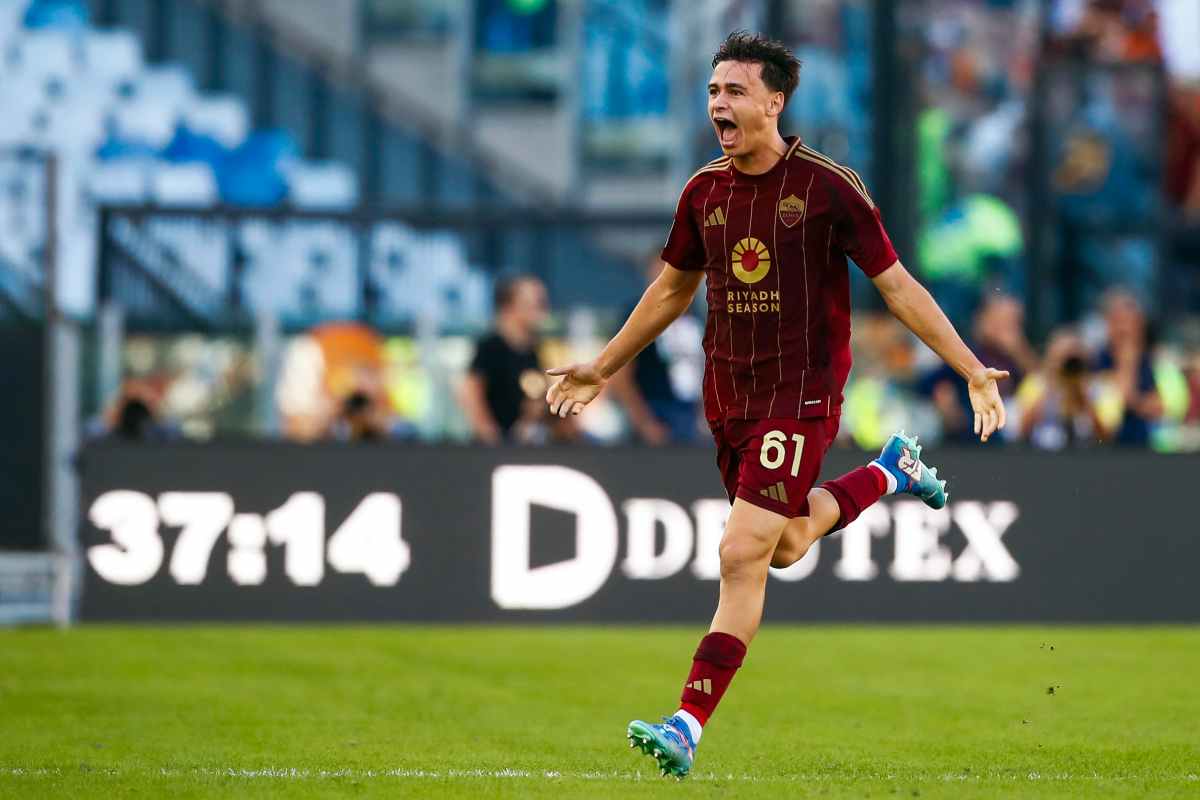 Niccolò Pisilli della Roma mentre esulta dopo un gol