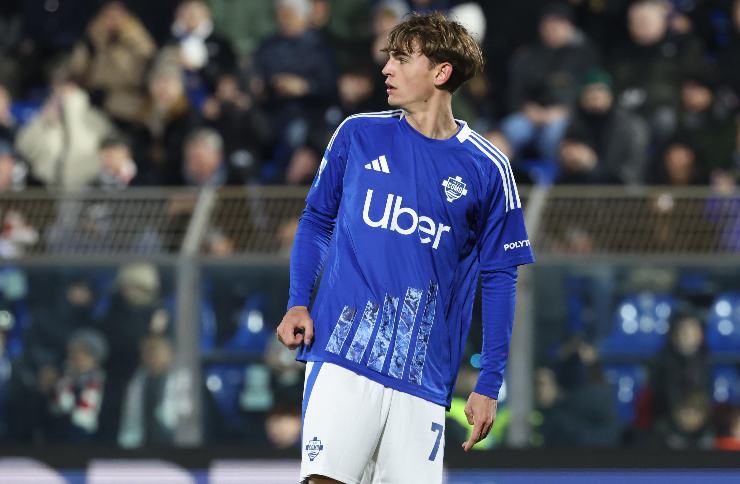 Nico Paz in campo con la maglia del Como guarda alla sua destra