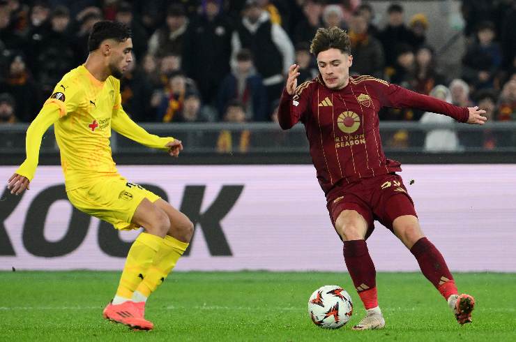 Nicola Zalewski in azione con la maglia della Roma