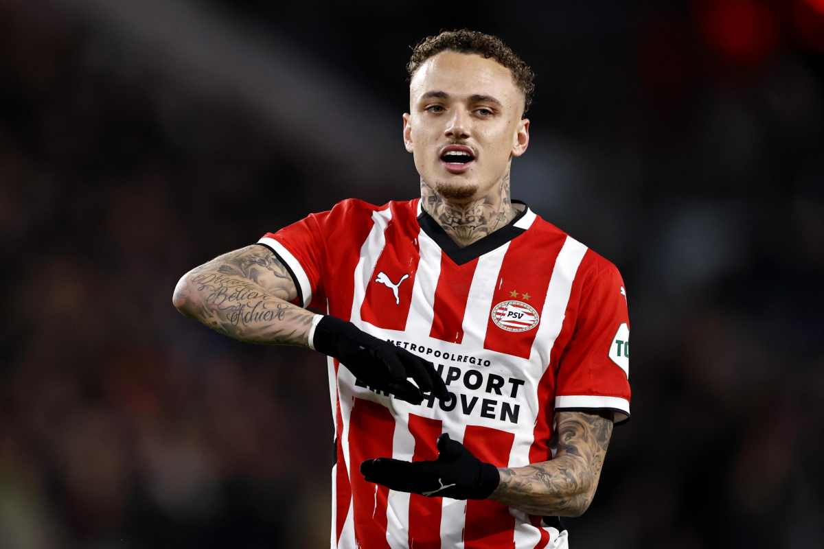 Noa Lang, talento del PSV, mentre esulta per un gol