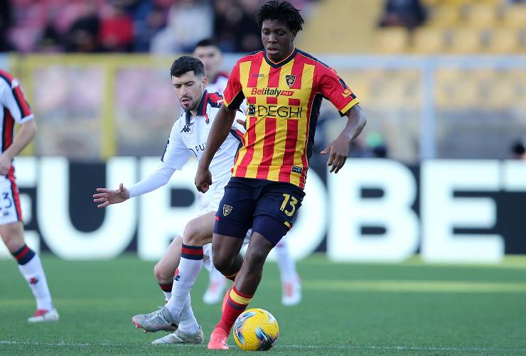 Patrick Dorgu in azione palla al piede con la maglia del Lecce