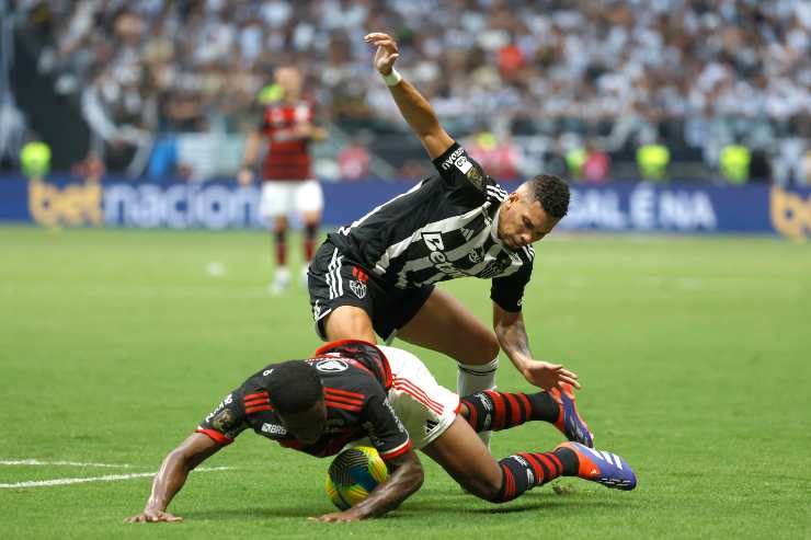 Paulinho con la maglia dell'Atletico Mineiro