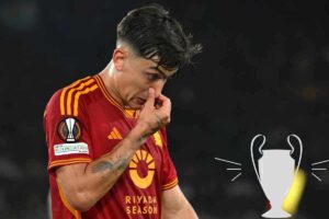 Paulo Dybala guarda l'immagine della Champions League