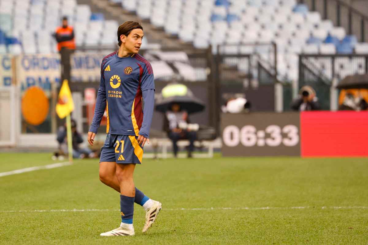 Paulo Dybala della Roma in campo mentre guarda indietro