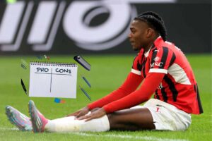 Rafa Leao seduto sul campo con le mani sulle gambe