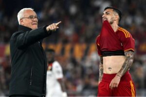 Ranieri indica con il braccio e Paredes si mette la maglia in bocca