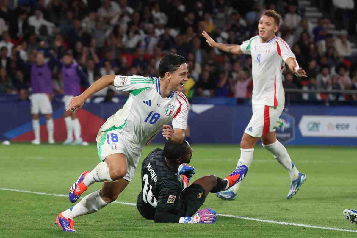 L'attaccante del Napoli Giacomo Raspadori dopo un gol con la maglia della Nazionale italiana