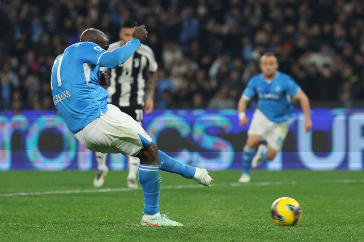 Romelu Lukaku calcia il rigore del 2-1 contro la Juve