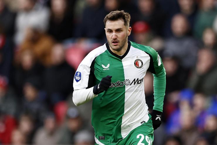 Santiago Gimenez in azione corre con la maglia del Feyenoord