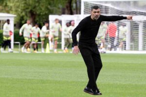 Sergio Conceicao, allenatore del Milan, indica l'uscita a Milanello