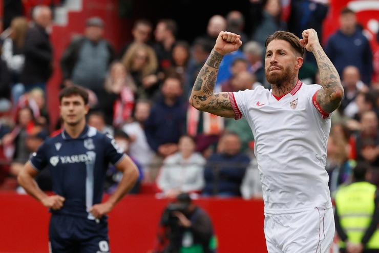 Sergio Ramos esulta con la maglia del Siviglia