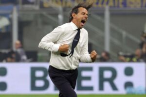 Simone Inzaghi esulta urlando in camicia