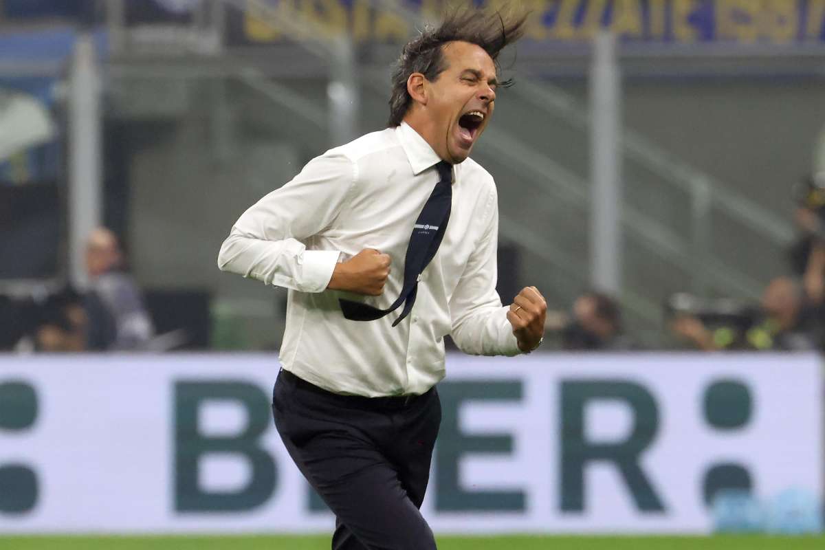 Simone Inzaghi esulta urlando in camicia