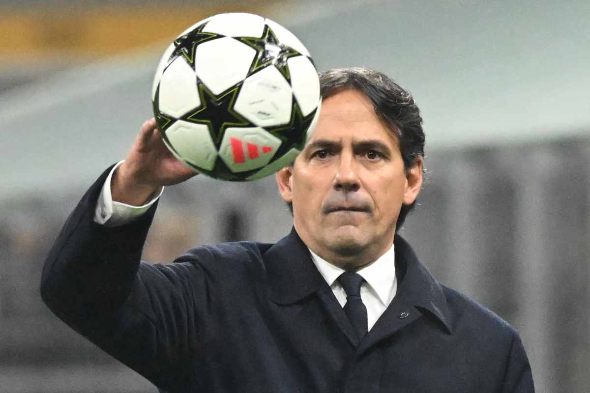 Simone Inzaghi, allenatore dell'Inter, blocca il pallone della Champions League con la mano 