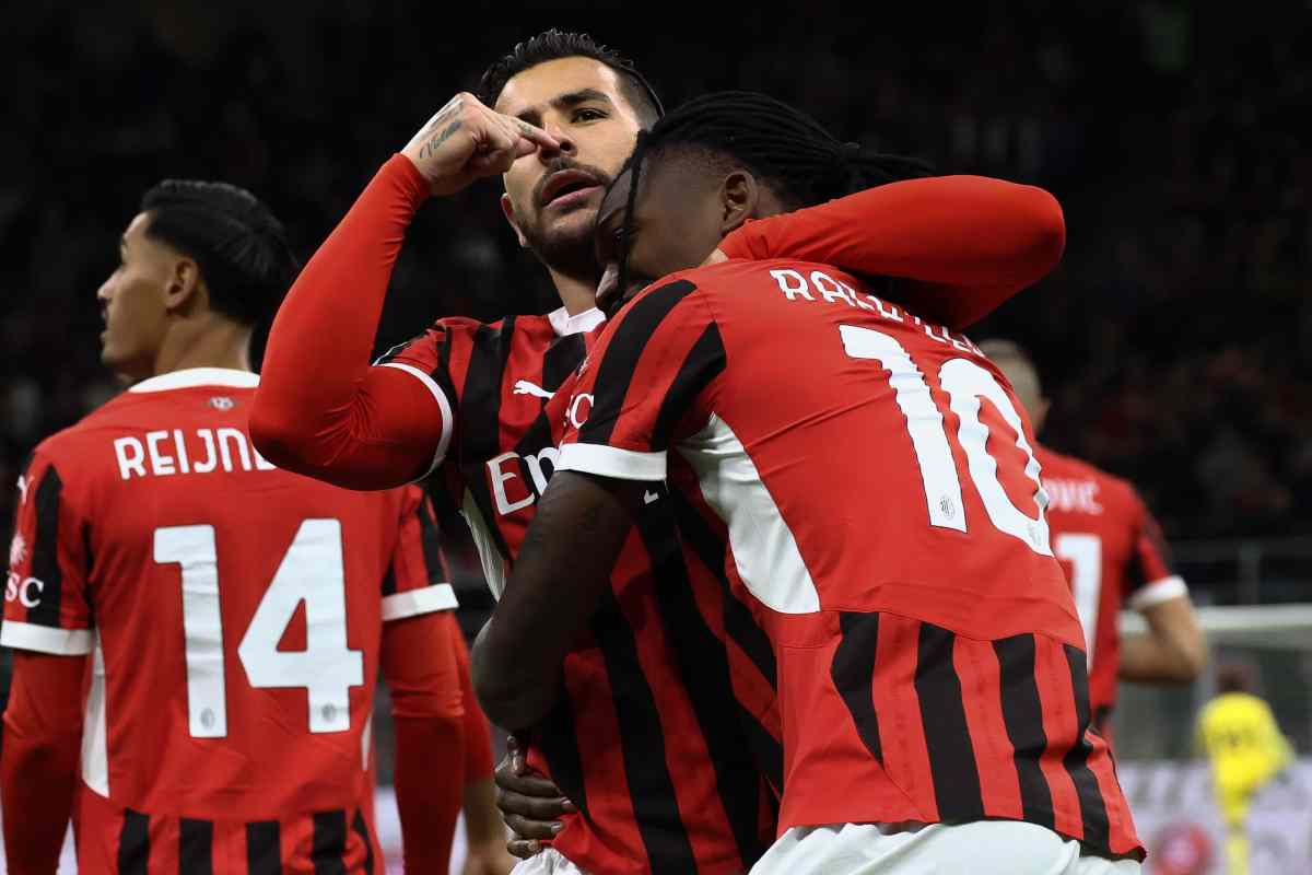 Theo Hernandez del Milan abbraccia Rafael Leao dopo un gol