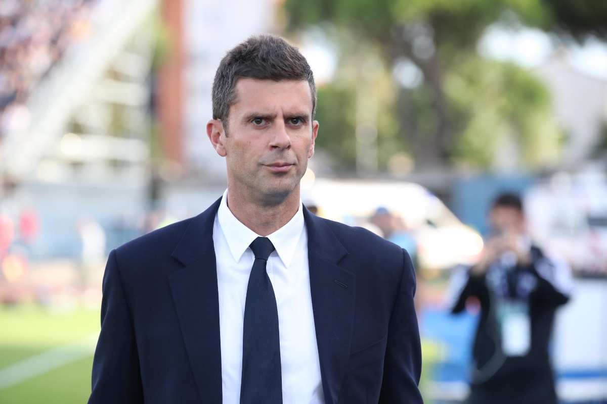 Thiago Motta, allenatore della Juventus, in giacca e cravatta