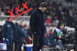 Thiago Motta, allenatore della Juventus, mentre esce dal campo a testa bassa