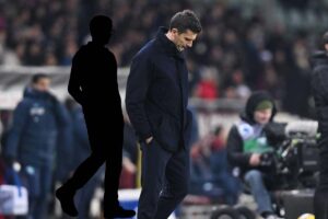 l'allenatore della Juventus Thiago Motta e un uomo ombra dietro di lui