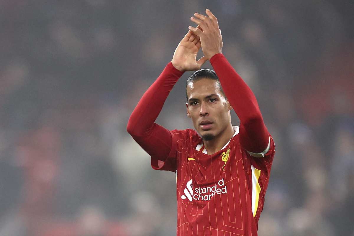 Virgil Van Dijk, capitano del Liverpool, mentre saluta il suo pubblico