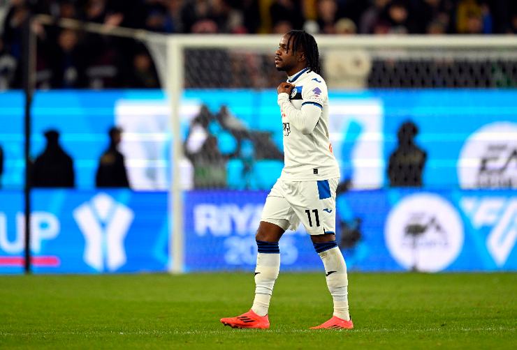 Ademola Lookman passeggia in campo