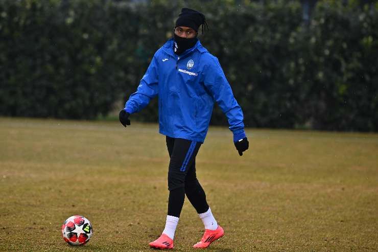 Ademola Lookman in campo durante un allenamento