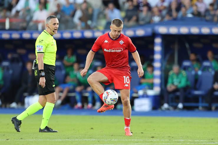 Albert Gudmundsson controlla il pallone