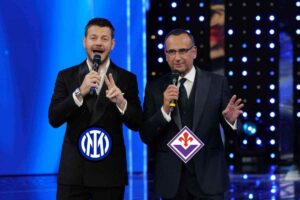 Alessandro Cattelan con lo scudetto dell'Inter e Carlo Conti con quello della Fiorentina