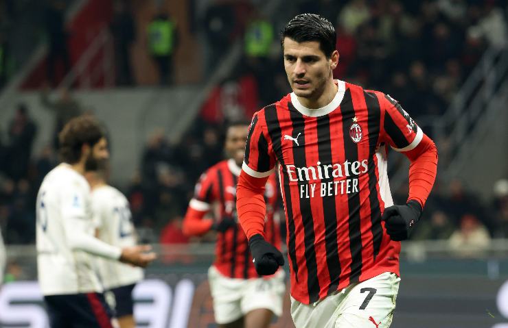 Alvaro Morata corre in campo con la maglia del Milan