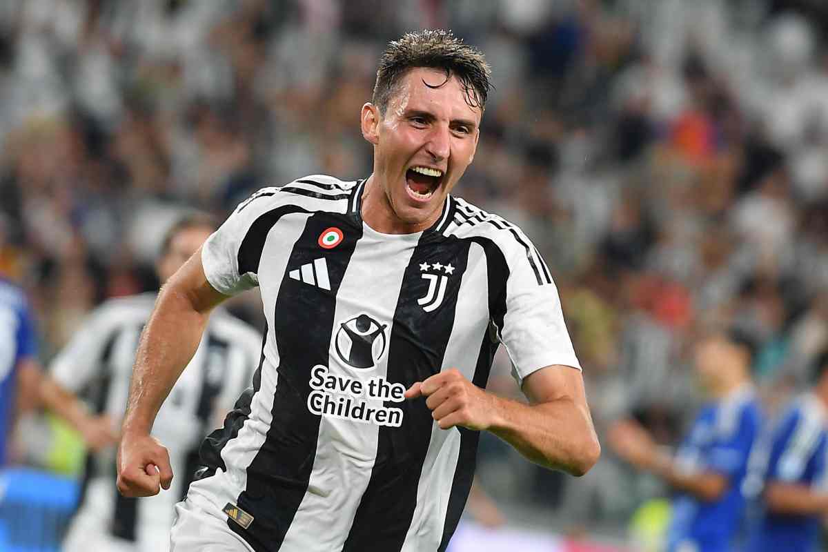 Andrea Cambiaso, terzino della Juventus, esulta dopo un gol