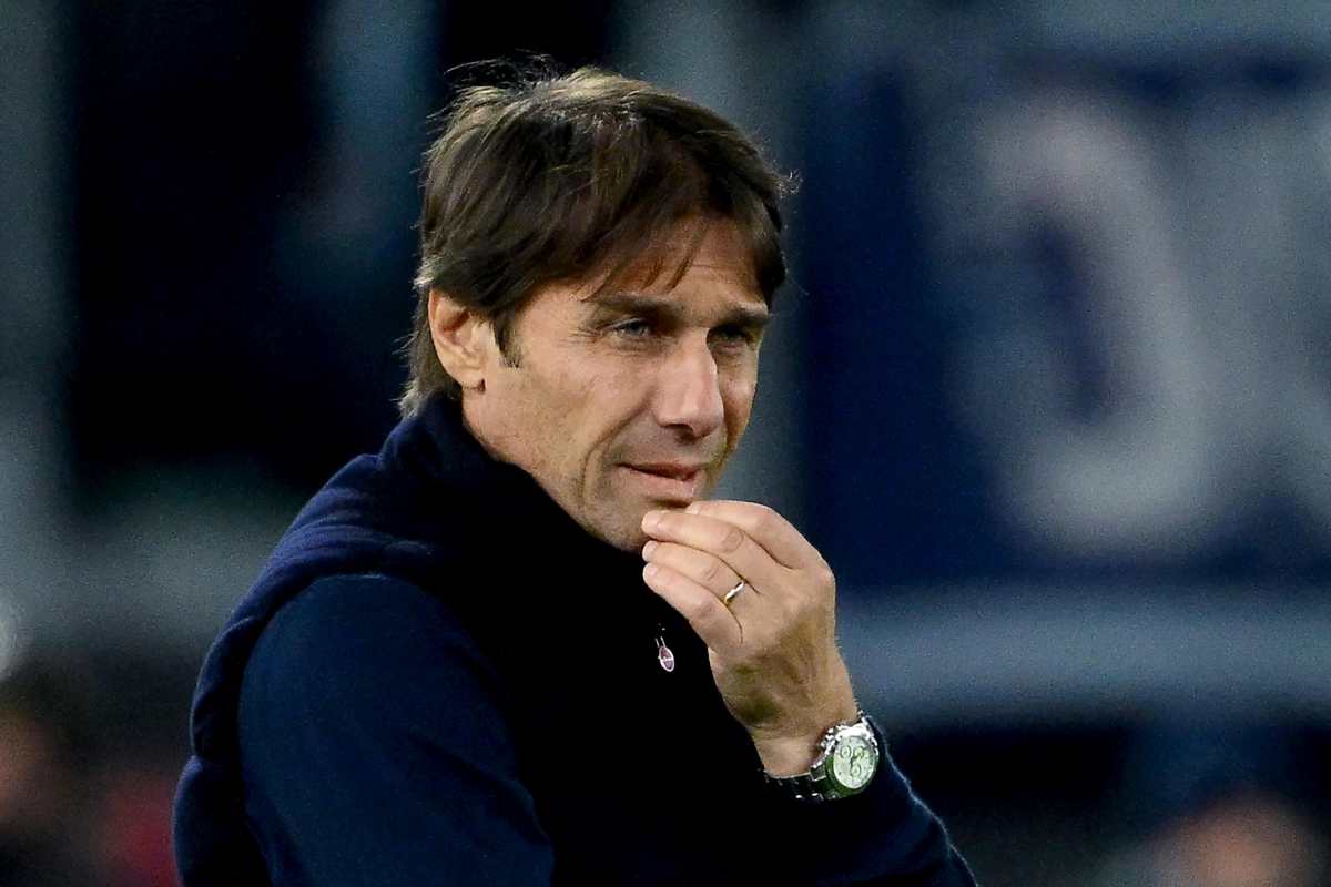 Antonio Conte, allenatore del Napoli, in un'espressione perplessa