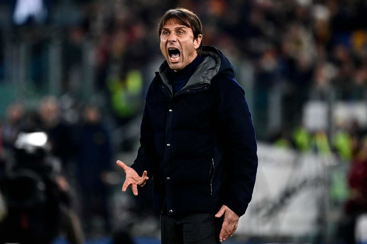 Antonio Conte, allenatore del Napoli, urla dalla panchina