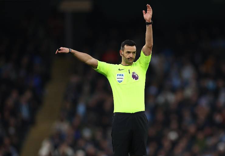 Arbitro della Premier League fischia