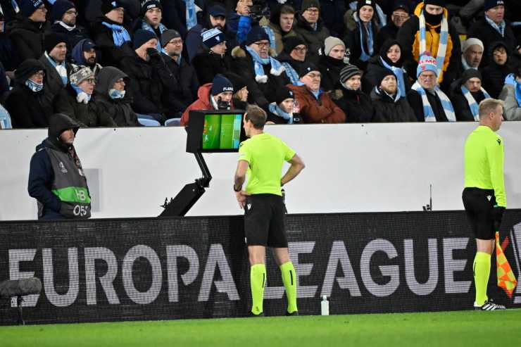 arbitro al VAR per la on field review