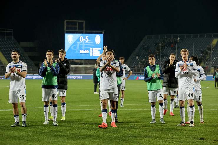 Calciatori dell'Atalanta festeggiano a fine gara