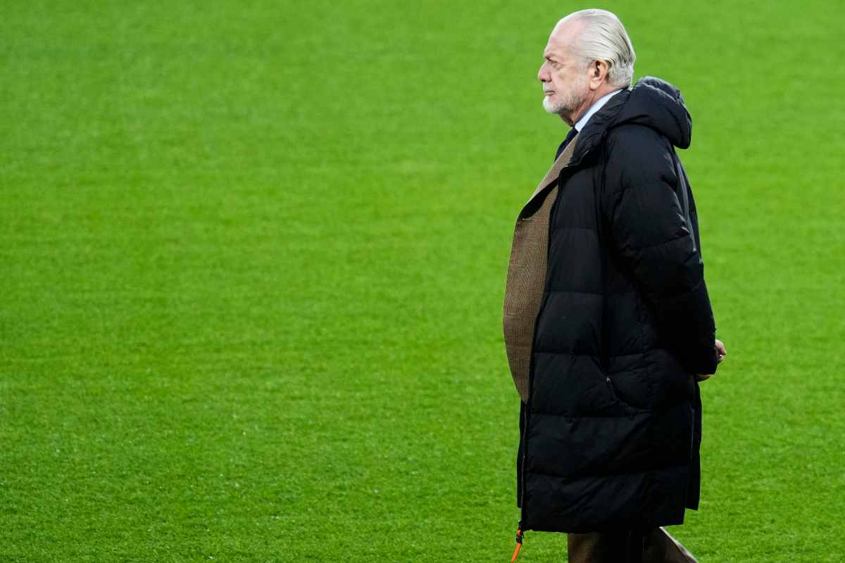 Aurelio De Laurentiis, presidente del Napoli, sul prato verde dello stadio