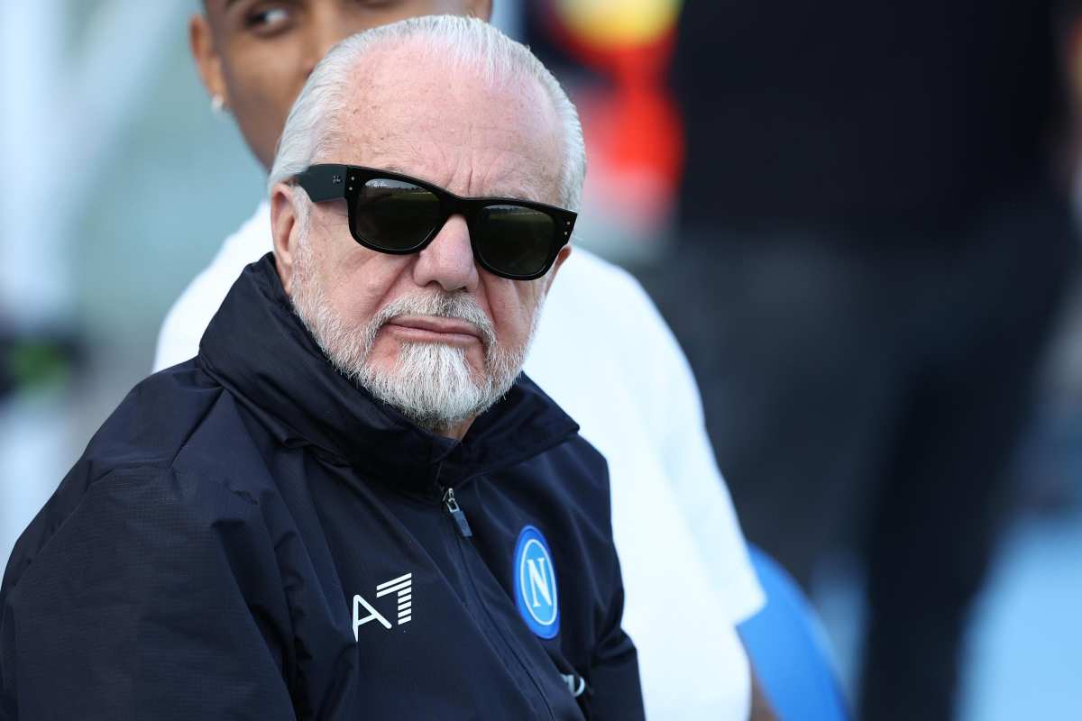 Aurelio De Laurentiis con giaccone del Napoli e occhiali da sole