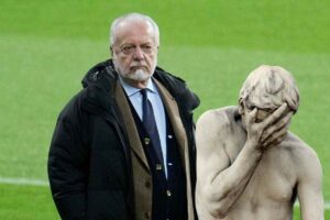 Aurelio De Laurentiis e una statua con rimpianti