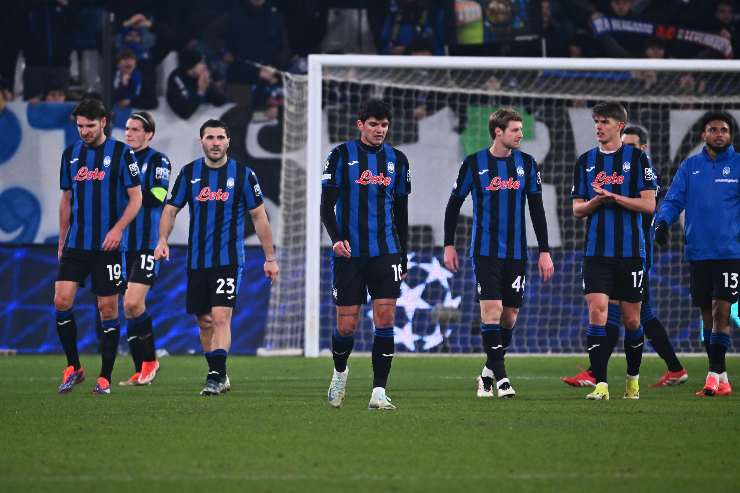 Calciatori dell'Atalanta delusi