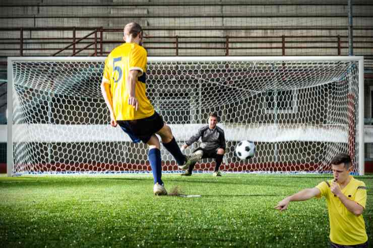 Un calciatore batte un calcio di rigore