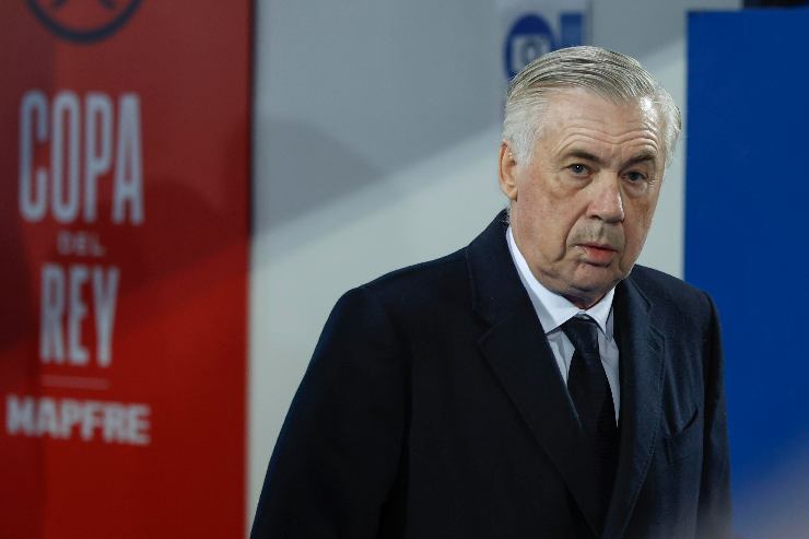 Carlo Ancelotti in divisa in panchina