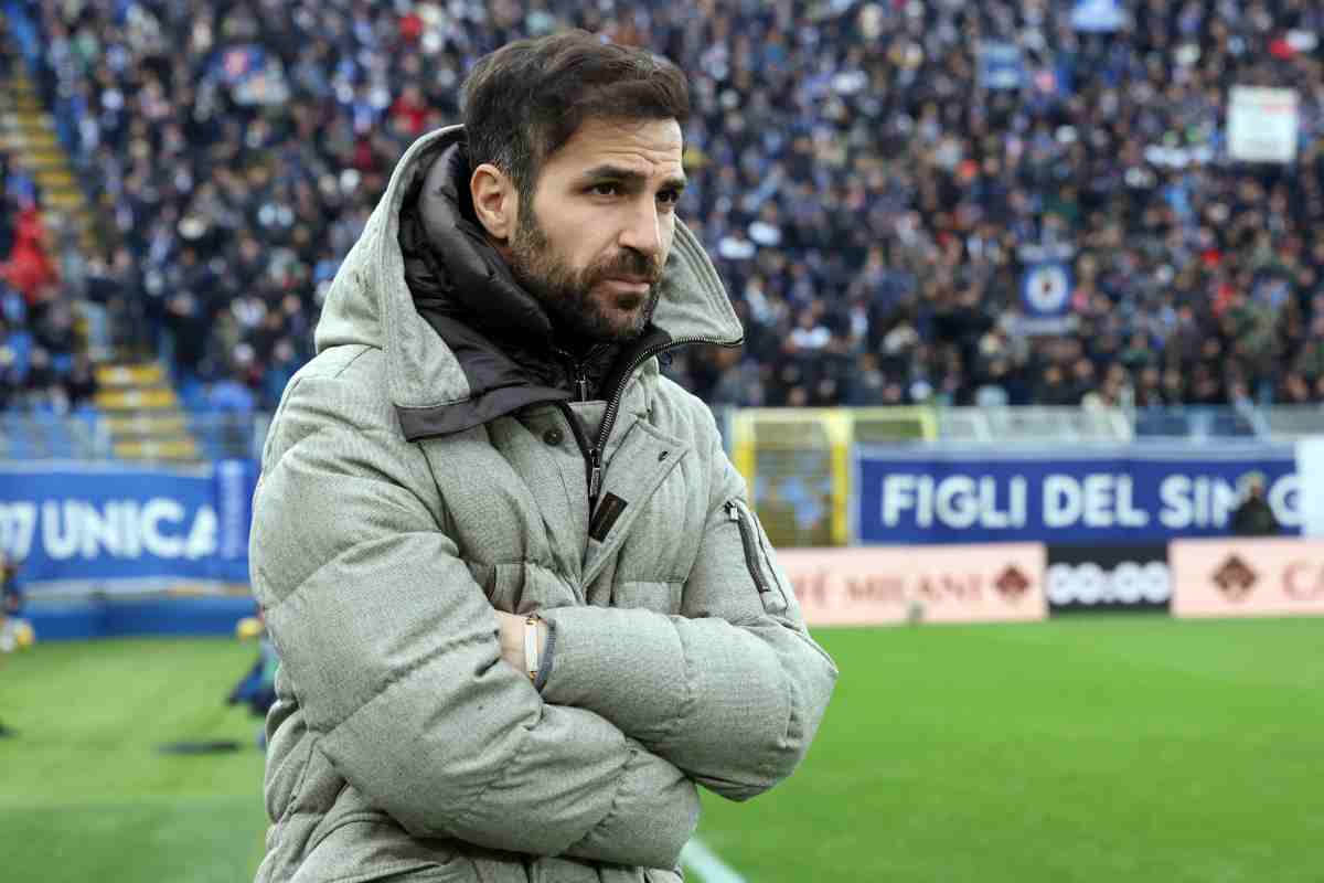 Cesc Fabregas, allenatore del Como, a braccia conserte