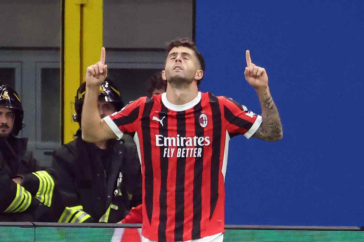 Christian Pulisic con indosso la maglia del Milan prega indicando il cielo