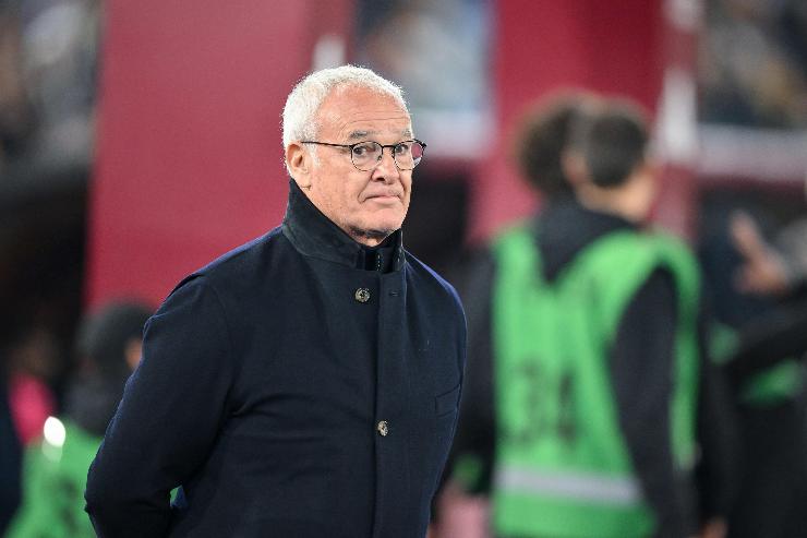 Claudio Ranieri in panchina osserva