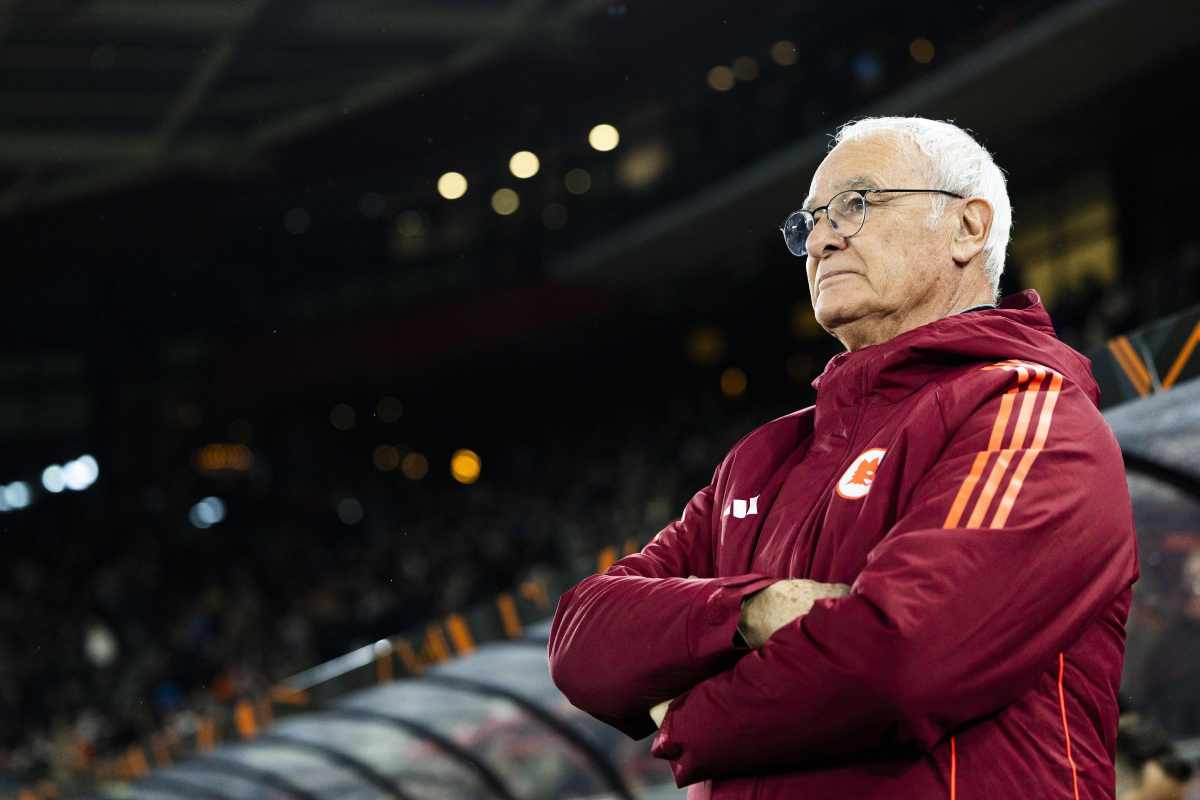 Claudio Ranieri con il giaccone della Roma e le braccia incrociate