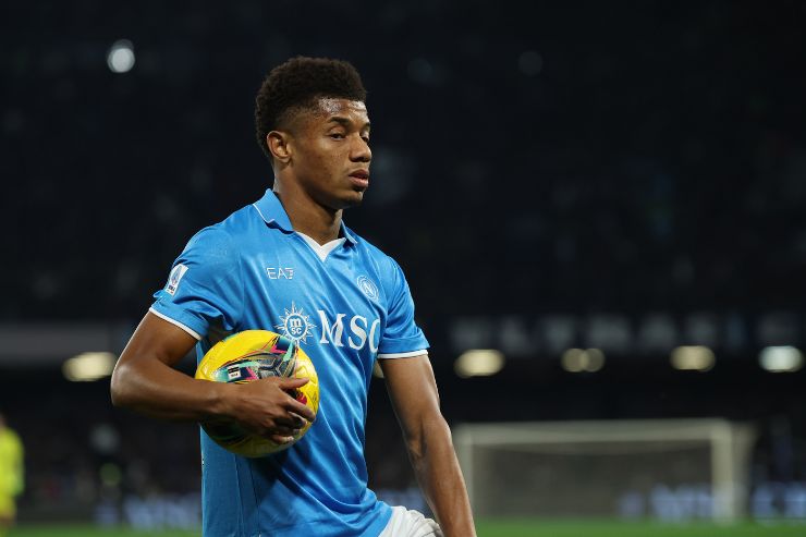 David Neres in campo con il Napoli e con il pallone sotto al braccio